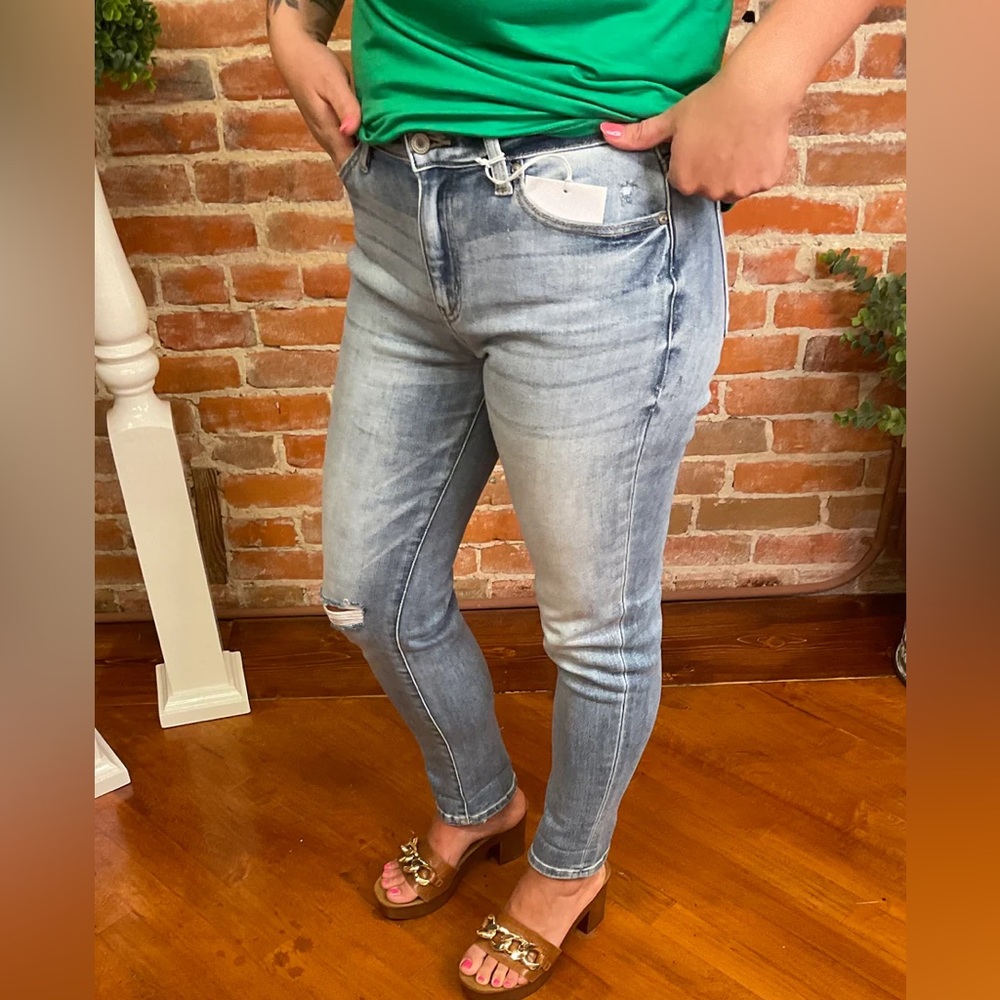 KanCan High Rise Med Wash Distressed Mom Fit Denim Jean. Size 11/29